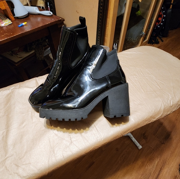 NWOT ALDO Women's Chetta Chelsea Patent Leather Boot - Picture 4 of 4